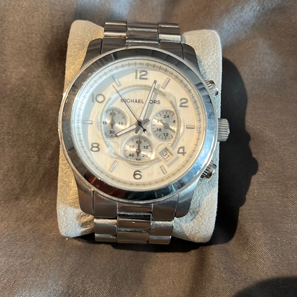 MICHAEL KORS
Oversized Silver-Tone Watch